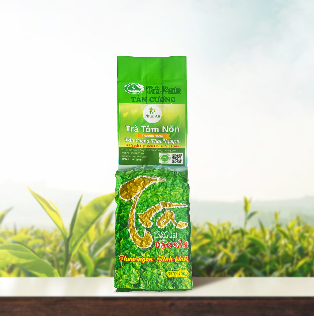 Gói Trà Tôm Nõn Thượng Hạng 100g màu xanh lá, in chữ Trà màu vàng trên mặt trước.
